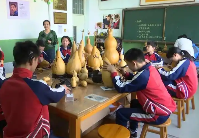 落实根底教育阶段积极推进残疾学生享有15年免费