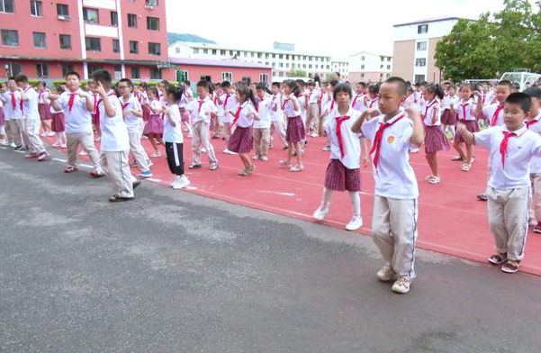 安全意识让学生把握游水技能具备自救能力防止