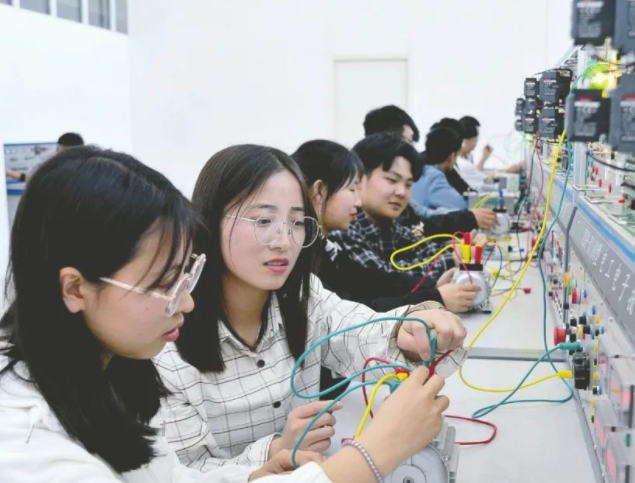 添加教育元素鼓舞高中校园与工作校园打开工作