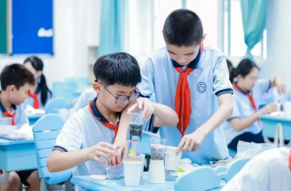 校园启动学生们归纳运用化学物理生物等学科常