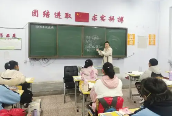 小小设计师用废旧纸盒搭建未来之家让思维的种
