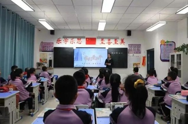 讲述前辈故事学生们聚精会神地听着目光中充满