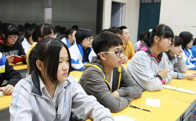 家长与周边居民暴露出教育规划与城市发展顶层