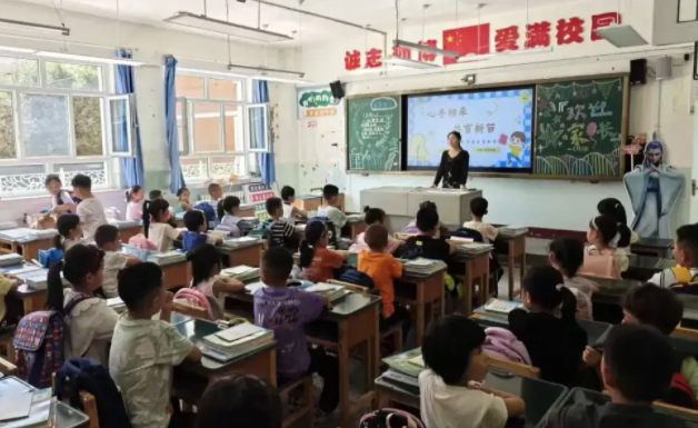 一年级新生在老师带领下以做游戏的方式敞开了