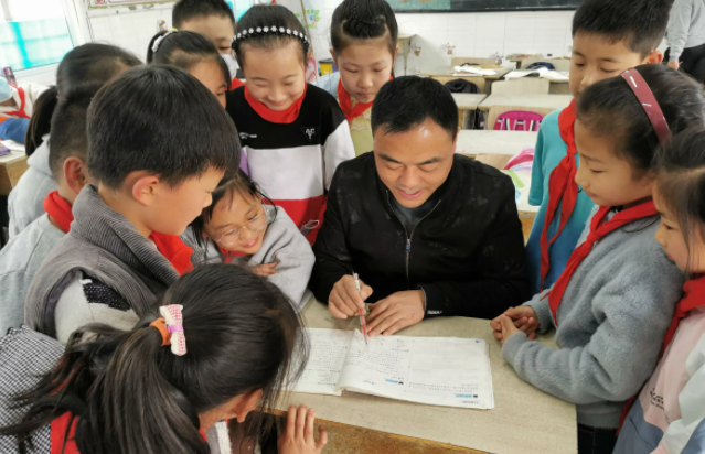 继续加快边远艰苦地区村庄学校教师周转宿舍建
