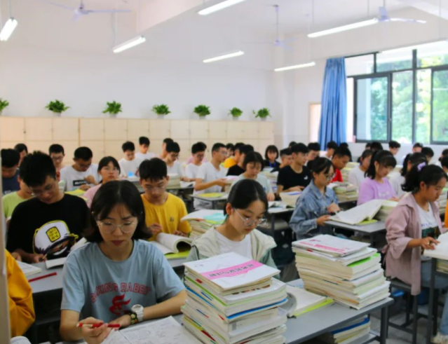 建造数字化精品课程完善空中课堂运行机制建立