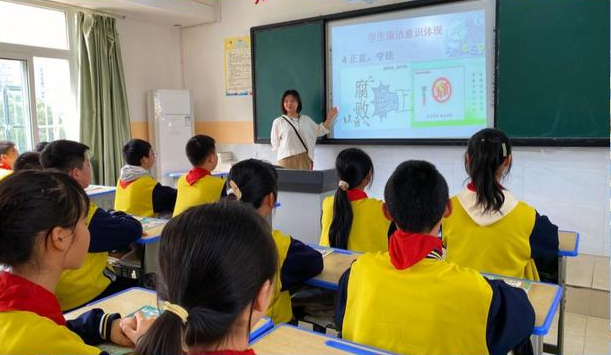 让校园充溢阳光花香让英勇的生命之花在时间的