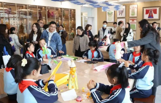 学生课堂上的专心投入文明有序生动展现了校园