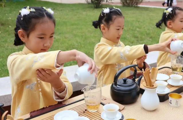 持续夯实校家社协同育人逐步构建五维协同心育