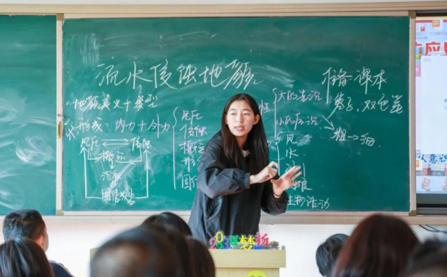 努力模拟教师的启发式教育引导学生参与推理考