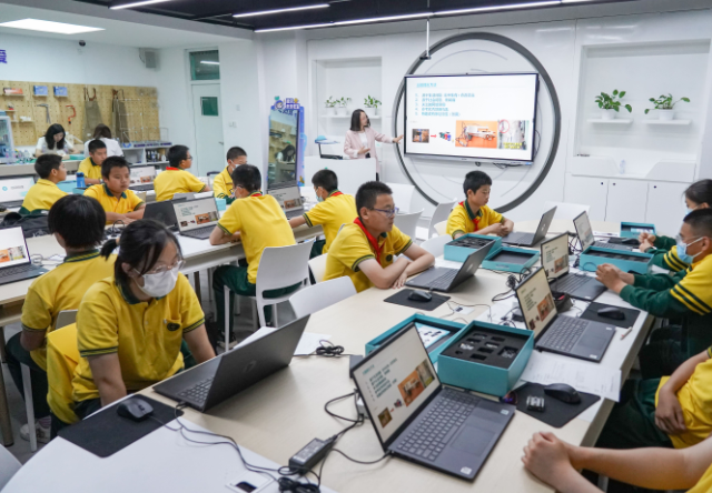 教师们焕宣布如此的热情和创造力的氛围在校园