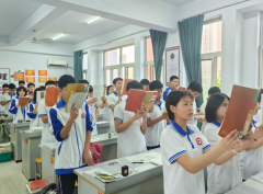 <b>恰似命運的交叉點涵義著每壹位從這裏走出的學</b>